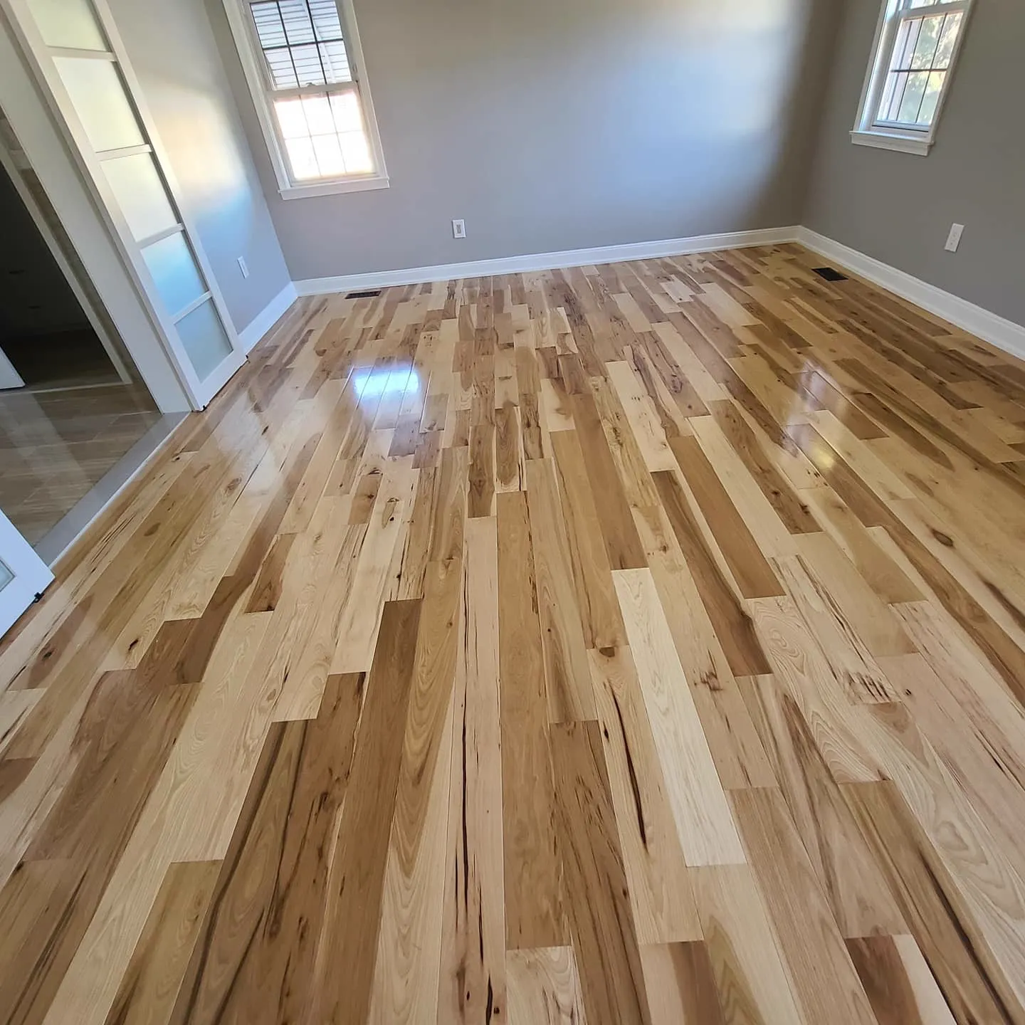 Natural hickory hardwood floor with variegated grain in a living room